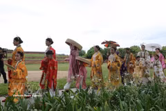 Desfile de trajes tradicionales vietnamitas en Hue 2026 