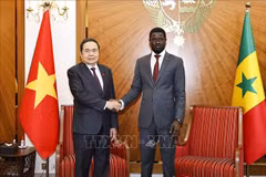 El titular de la Asamblea Nacional de Vietnam, Tran Thanh Man, se reúne con el presidente de Senegal, Bassirou Diomaye Faye. (Fuente: VNA)