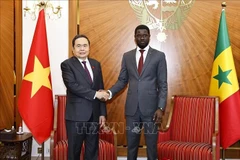El titular de la Asamblea Nacional de Vietnam, Tran Thanh Man, se reúne con el presidente de Senegal, Bassirou Diomaye Faye. (Fuente: VNA)