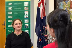 La embajadora de Wellington en Hanoi, Caroline Rachel Beresford, responde a la entrevista. (Foto: VNA)