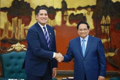 El primer ministro de Vietnam, Pham Minh Chinh, recibe al embajador de Suecia en Vietnam, Johan Ndisi. (Foto: VNA)