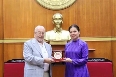 La miembro del Comité Central del Partido Comunista y vicepresidenta del Comité Central del Frente de la Patria de Vietnam, Ha Thi Nga, entrega un obsequio a Robert Griffiths, secretario general del Partido Comunista de Gran Bretaña. (Fuente: VNA)