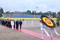 Una delegación de dirigentes y exdirigentes del Partido y Estado rinde homenaje al Presidente Ho Chi Minh en su Mausoleo. (Fuente: VNA)