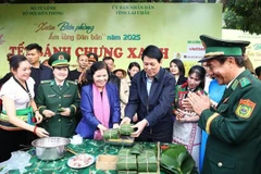 El presidente de Vietnam, Luong Cuong, participa en la elaboración de Banh chung. (Fuente: VNA)