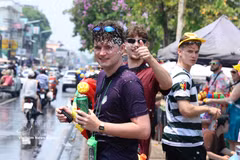 Los turistas extranjeros disfrutan del Festival Songkran 2026. (Foto: Xinhua/VNA)