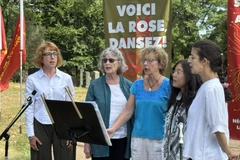 Miembros del Partido Comunista de Canadá (Marxista-Leninista) cantan La Internacional en la ceremonia. (Foto: VNA)