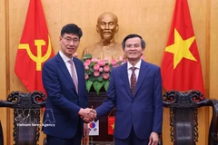 El profesor asociado y doctor Doan Minh Huan, miembro del Buró Político del Partido Comunista de Vietnam y director de la Academia Nacional de Política Ho Chi Minh, y Na Ki Hong, director general de Samsung Vietnam. (Foto: VNA) 