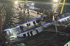 A las 1:30 horas, el barco turístico 48 QN-7105 fue rescatado prácticamente a la superficie. (Foto: VNA)