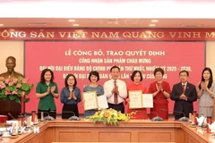 Lai Xuan Lam, subsecretario del Comité del Partido del Gobierno, entrega la decisión de reconocer los trabajos de la Agencia Vietnamita de Noticias para dar la bienvenida a la primera Asamblea del Partido del Gobierno y al XIV Congreso Nacional del Partido (Foto: VNA)