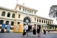 La oficina de correos de Ciudad Ho Chi Minh es una famosa atracción turística que atrae a multitud de visitantes. (Foto: VNA)