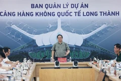 El primer ministro Pham Minh Chinh habla en la reunión de trabajo con los contratistas y unidades de construcción. (Fuente: VNA)