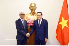 El presidente de la Asamblea Nacional, Tran Thanh Man, recibe a Rachid Talbi El Alami, presidente de la Cámara de Representantes de Marruecos, quien asiste a la reunión del Comité Ejecutivo de la Asamblea Parlamentaria Francófona (APF) y al Foro de Cooperación Parlamentaria Francófona sobre Agricultura Sostenible, Seguridad Alimentaria y Respuesta al Cambio Climático en Can Tho, Vietnam. Foto: VNA