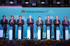 El secretario general del Partido Comunista de Vietnam, To Lam, y otros delegados ofician la ceremonia para anunciar la ruta aérea directa Hanói-Moscú de Vietnam Airlines. (Foto: VNA)