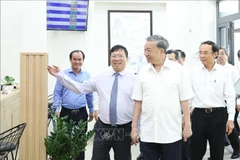 El secretario general del Partido Comunista de Vietnam, To Lam, visita el Centro de Servicios Administrativos Públicos de la comuna de Tan Vinh Loc, Ciudad Ho Chi Minh. (Fuente: VNA)