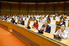 La Asamblea Nacional aprueba la Ley de Funcionarios Públicos (modificada). Foto: VNA