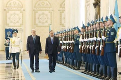 El presidente de Kazajistán, Kassym-Jomart Tokayev, y el ecretario general del Partido Comunista de Vietnam, To Lam, pasaron revista a la guardia de honor. (Fuente: VNA)