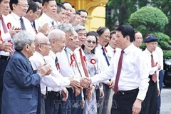 El presidente de Vietnam, Luong Cuong, se encuentra con periodistas veteranos y destacados del país. (Fuente: VNA)