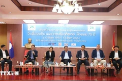 Bui Xuan Tu (segundo desde la izquierda), corresponsal en jefe de la Agencia Vietnamita de Noticias (VNA), presenta sobre la VNA en el evento. (Foto: VNA)