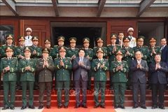 El presidente de Vietnam, Luong Cuong, con oficiales del Comando de Fuerzas Especiales. (Fuente: VNA)