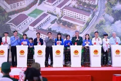 El primer ministro Pham Minh Chinh y los delegados inician la construcción de un internado de primaria y secundaria en la comuna de Yen Khuong, provincia de Thanh Hoa. (Foto: VNA)