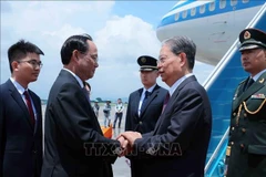 Tran Quang Phuong, vicepresidente de la Asamblea Nacional de Vietnam, recibe al miembro del Comité Permanente del Buró Político y presidente del Comité Permanente de la Asamblea Popular Nacional de China, Zhao Leji, en el aeropuerto internacional de Noi Bai. (Foto: VNA)