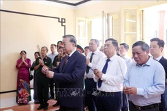El secretario general del Partido Comunista de Vietnam, To Lam, ofrece inciensos en homenaje al Presidente Ho Chi Minh en la casa número 48 en la calle Hang Ngang. (Fuente: VNA)