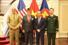 La directora de la DPAA, Kelly McKeague (extrema izquierda), junto con el embajador vietnamita en Estados Unidos, Nguyen Quoc Dung (segundo desde la derecha), en una ceremonia de entrega de reliquias de guerra en Washington. el 15 de julio de 2025. (Foto: VNA)