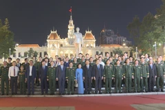 Titular del Parlamento de Vietnam asiste a programa artístico por 80 aniversario del Ejército Popular