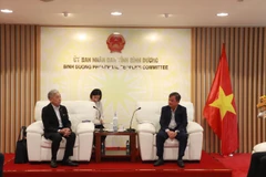 Dirigente de la provincia de Binh Duong trabaja con el Grupo japonés de Tokyu para discutir el desarrollo del sistema ferroviario ligero (LRT) en la ciudad de Thu Dau Mot. (Fuente: VNA)