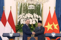 El secretario general del Partido Comunista de Vietnam, To Lam, y el presidente de Indonesia, Prabowo Subianto, anunciaron la elevación de las relaciones bilaterales a una Asociación Estratégica Integral, en Yakarta, 10 de marzo de 2025. (Foto: VNA)