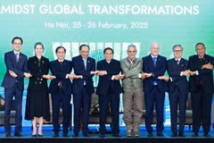 Los primeros ministros de Vietnam, Pham Minh Chinh; de Malasia, Anwar bin Ibrahim, y de Nueva Zelanda, Christopher Luxon; el presidente de Timor-Leste, José Ramos-Horta, y los jefes de delegaciones asisten a la sesión plenaria. (Foto: VNA)