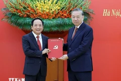 El secretario general del Partido Comunista de Vietnam, To Lam, entrega decisión de nombramiento a Trinh Van Quyet. (Foto: VNA)