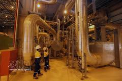 Empleados de servicio operando la producción de electricidad en la central termoeléctrica Nghi Son 2 en el barrio de Nghi Son, provincia de Thanh Hoa. (Foto ilustrativa: VNA)