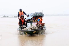 Buques especializados de la Armada son movilizados para apoyar el rescate de personas en la provincia de Khanh Hoa. Foto: VNA