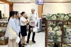 Presentan productos de cerámica a los visitantes. (Fuente: VNA)