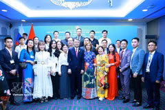 El primer ministro de Vietnam, Le Minh Hung, y la comunidad vietnamita en Rusia. (Foto: VNA)