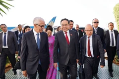 El presidente de la Cámara de Representantes de Marruecos, Rachid Talbi Alami, recibe al presidente la Asamblea Nacional de Vietnam, Tran Thanh Man, y su esposa en el aeropuerto de Rabat-Salé. (Fuente: VNA)
