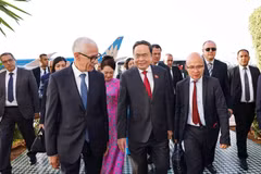 El presidente de la Cámara de Representantes de Marruecos, Rachid Talbi Alami, recibe al presidente la Asamblea Nacional de Vietnam, Tran Thanh Man, y su esposa en el aeropuerto de Rabat-Salé. (Fuente: VNA)