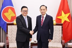 El ministro de Relaciones Exteriores de Vietnam, Le Hoai Trung, recibe en Hanoi al secretario general de la ASEAN, Kao Kim Hourn. (Foto: VNA)