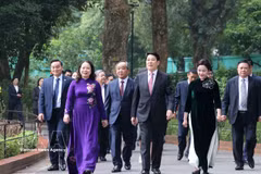 El presidente Luong Cuong, la vicepresidenta Vo Thi Anh Xuan y los delegados en el sitio conmemorativo del Presidente Ho Chi Minh dentro del Palacio Presidencial. (Foto: VNA)