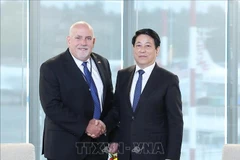 El presidente de Vietnam, Luong Cuong, y Ron Vachris, presidente y director ejecutivo de Costco Wholesale. (Fuente: VNA)
