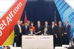 El presidente de Vietnam, Luong Cuong, presencia la firma del acuerdo de entrega del primer Boeing 737-8 entre Boeing Corporation y Vietjet Air. (Fuente: VNA)