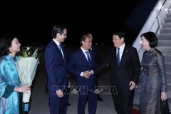 El presidente de Vietnam, Luong Cuong, llega al aeropuerto internacional J.F. Kennedy de Nueva York, Estados Unidos, para participar en el Debate General de Alto Nivel del 80º período de sesiones de la Asamblea General de las Naciones Unidas, así como en diversas actividades bilaterales en el país norteamericano. (Fuente: VNA)