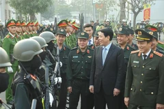 El presidente de Vietnam, Luong Cuong, visita y felicita a los oficiales y soldados del Comando de la Policía Móvil con motivo del Tet