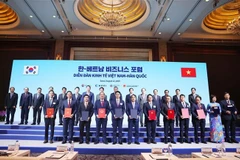 El secretario general del Partido Comunista de Vietnam, To Lam, y el primer ministro de Corea del Sur, Kim Min Seok, presencian la firma de una serie de acuerdos de cooperación. (Fuente: VNA)