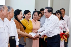 El presidente de la Asamblea Nacional, Tran Thanh Man, entrega obsequios a familias beneficiadas de políticas preferenciales en el barrio de Binh Thuy, ciudad de Can Tho. (Foto: VNA)