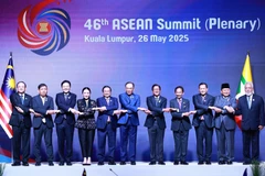 El primer ministro Pham Minh Chinh y líderes de los países de la ASEAN y Timor Leste participan en la sesión plenaria de la 46 Cumbre de la ASEAN. (Fuente: VNA)