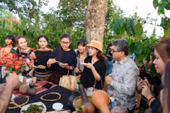 La embajadora Urawadee Sriphiromya de Tailandia, la embajadora Camila Polo Florez de Colombia y el embajador Saadi Salama de Palestina (en el centro, de izquierda a derecha) disfrutan de la cultura cafetera local en una plantación de café en Buon Tong Ju, Dak Lak. (Foto: https://doanhnghiepkinhtexanh.vn)