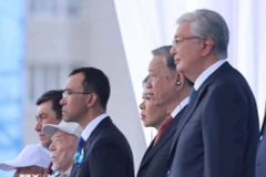 El secretario general del Partido Comunista de Vietnam, To Lam, y el presidente de Kazajistán, Kassym-Jomart Tokayev, asisten al desfile militar. (Fuente: VNA)