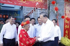 El secretario general del Partido Comunista de Vietnam, To Lam, visita y felicita el Año Nuevo al investigador Nguyen Dinh Tu, de 106 años, quien posee valiosas investigaciones sobre historia y cultura. (Foto: VNA)